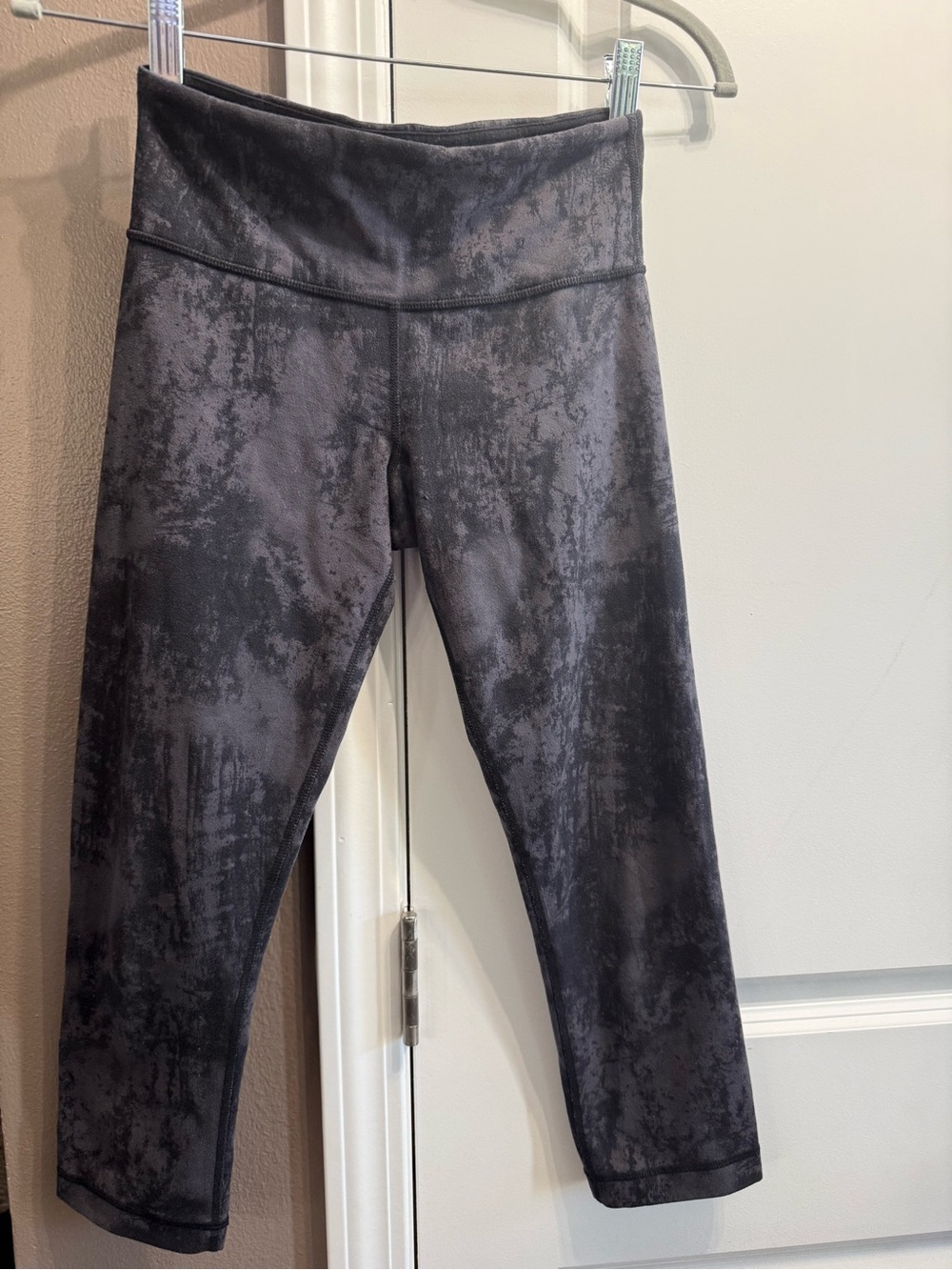 lululemon athletica Black Marble-Print Capri Leggings- size 4